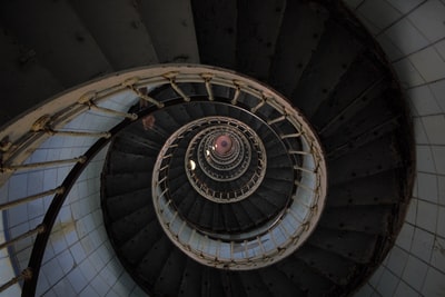 黑白螺旋楼梯建筑摄影